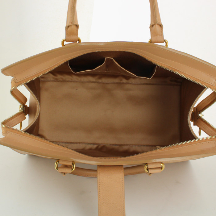 Bolso de mano Yves Saint Laurent Chyc en cuero granulado beige - Detail D2