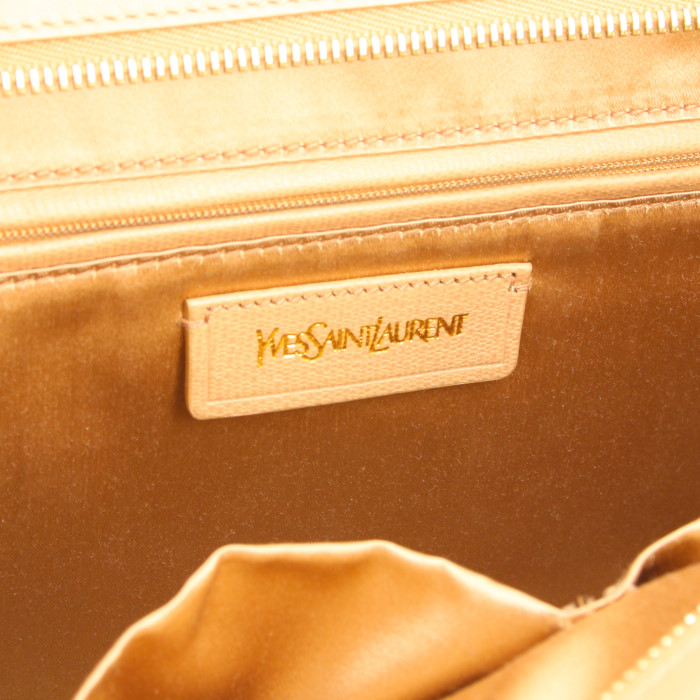 Bolso de mano Yves Saint Laurent Chyc en cuero granulado beige - Detail D3