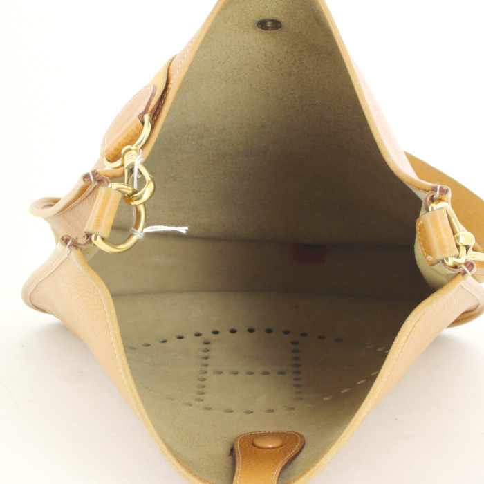 Hermes Evelyne large model handbag in gold grained leather - Detail D2
