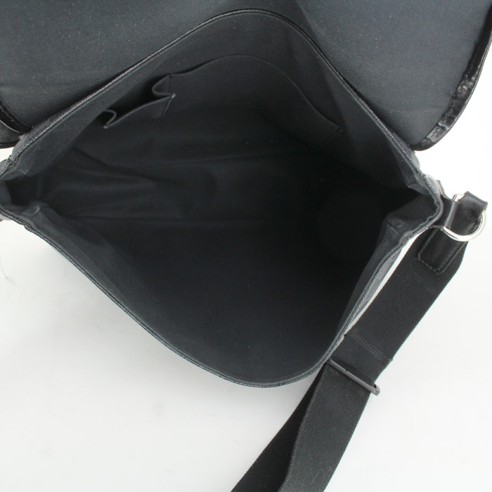 Louis Vuitton District messenger bag in anthracite grey damier canvas - Detail D2