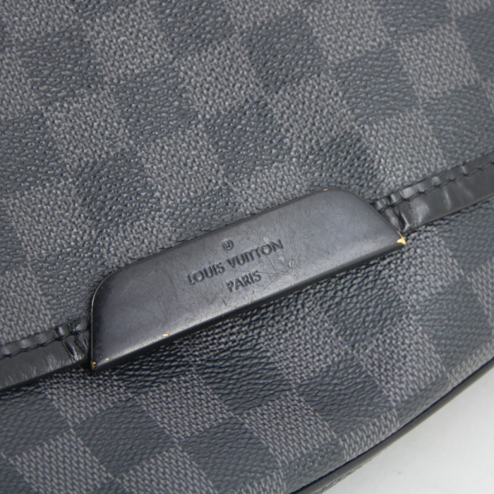 Bolso zurrón Louis Vuitton District en lona a cuadros revestida gris antracita - Detail D3
