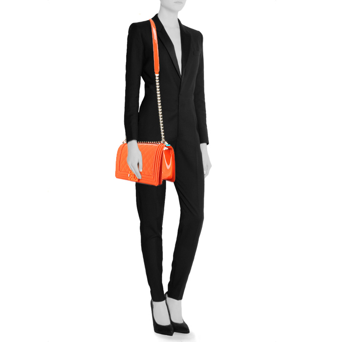 Chanel Boy shoulder bag in orange patent quilted leather - Detail D2