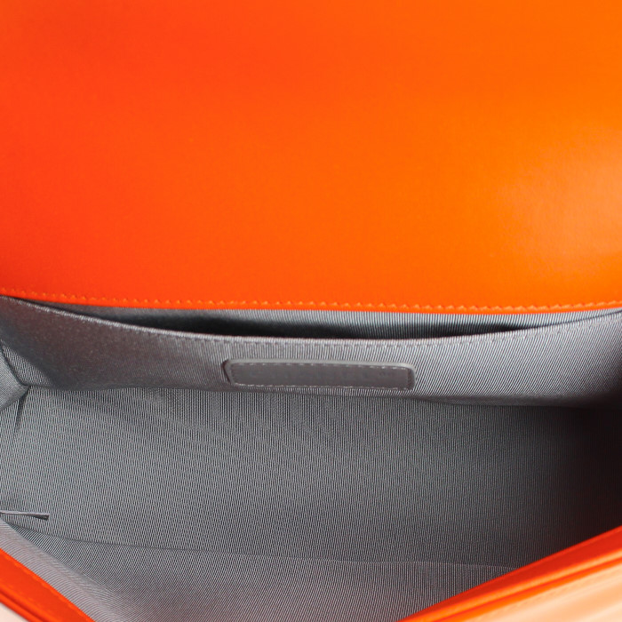 Bolso bandolera Chanel Boy en charol acolchado naranja - Detail D3