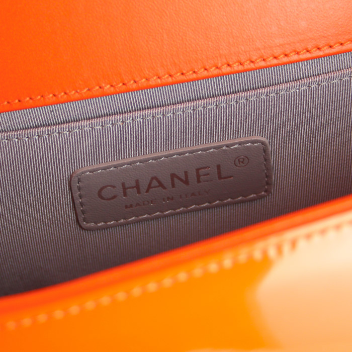 Sac bandoulière Chanel Boy en cuir vernis matelassé orange - Detail D4
