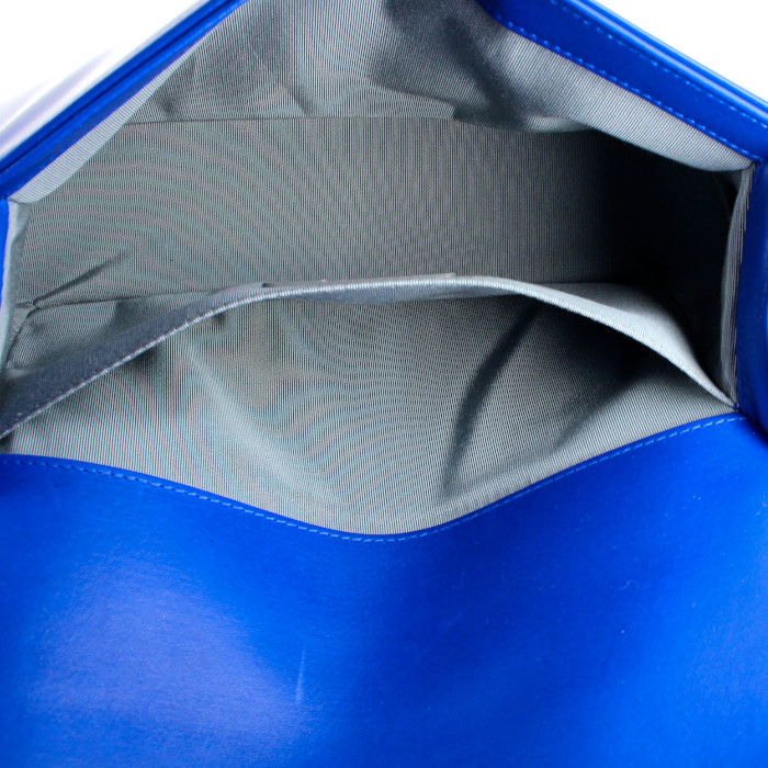 Sac à main Chanel Boy en cuir vernis matelassé bleu- électrique - Detail D3