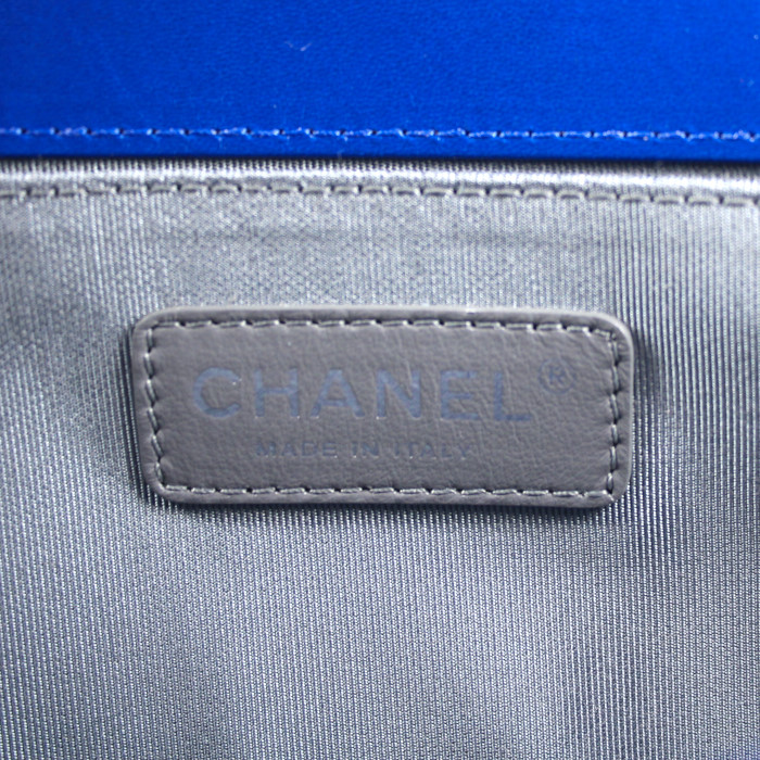 Bolso de mano Chanel Boy en charol acolchado azul eléctrico - Detail D4