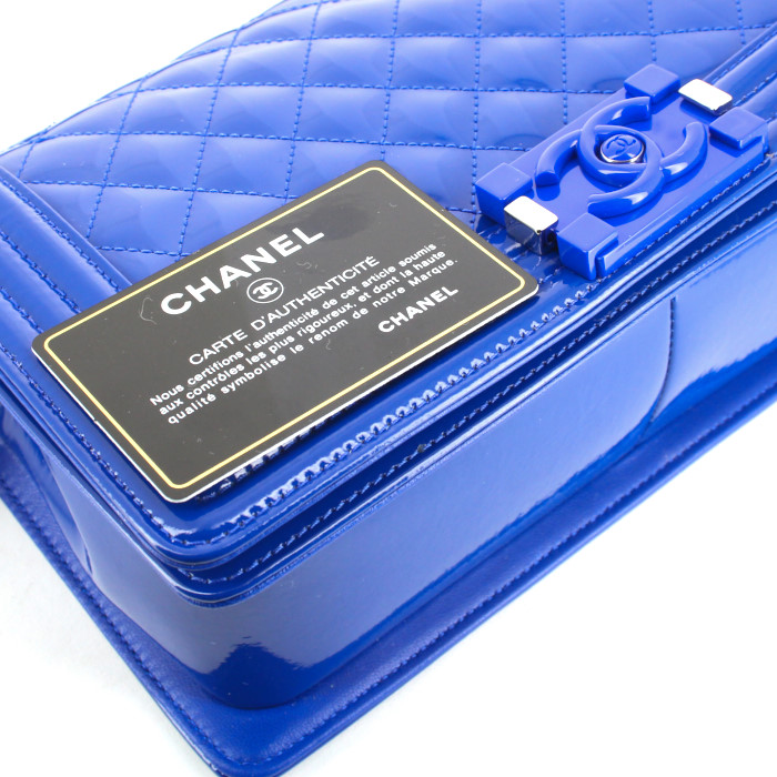 Sac à main Chanel Boy en cuir vernis matelassé bleu- électrique - Detail D5