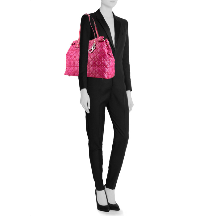 Bolso de mano Dior en lona cannage rosa fucsia y cuero rosa - Detail D1