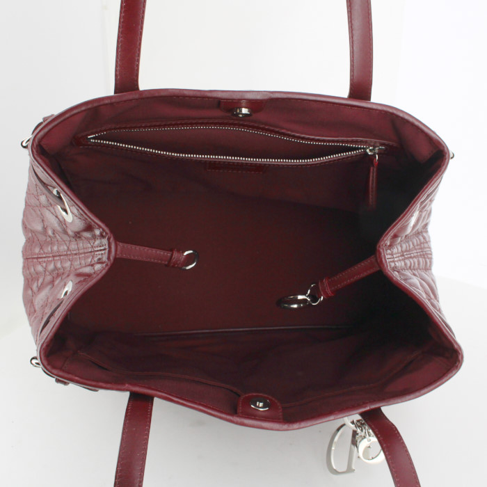 Bolso de mano Dior modelo grande en lona cannage color burdeos y cuero color burdeos - Detail D2