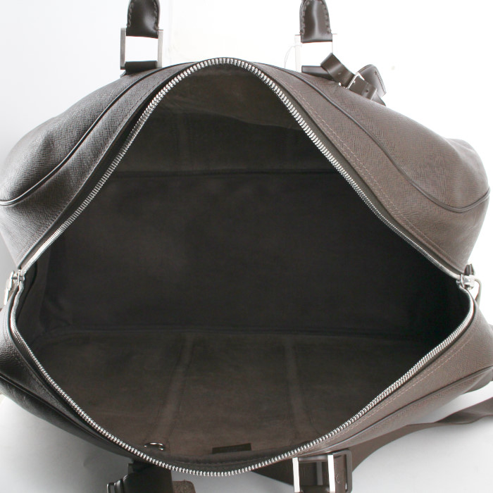 Louis Vuitton Kendall travel bag in brown taiga leather - Detail D3