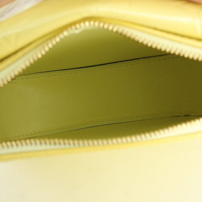 Bolso de mano Louis Vuitton Mott en charol Monogram amarillo y cuero natural - Detail D2