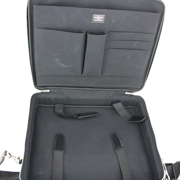 Porte-documents Louis Vuitton en cuir taiga gris - Detail D3