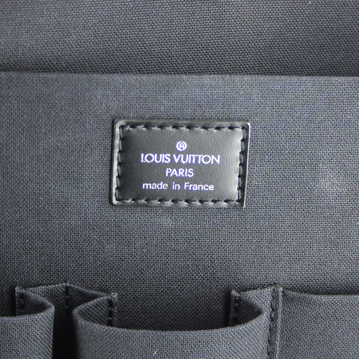 Porta-documentos Louis Vuitton en cuero taiga gris - Detail D4