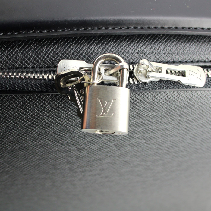 Louis Vuitton briefcase in grey taiga leather - Detail D5