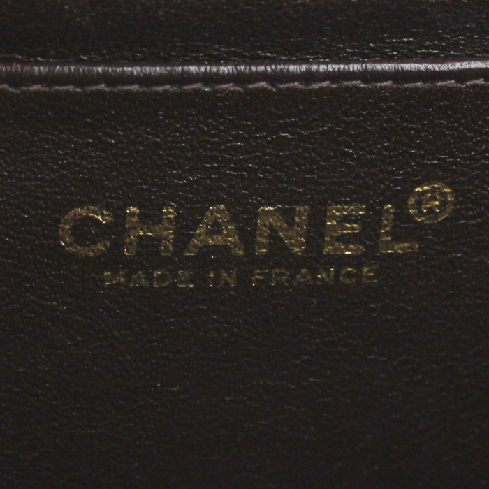 Sac à main Chanel Timeless jumbo en cuir grainé matelassé marron - Detail D4