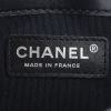 Bolso bandolera Chanel Boy en charol azul - Detail D4 thumbnail