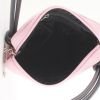 Bolso bandolera Chanel Cambon en cuero acolchado color rosa claro y negro - Detail D2 thumbnail