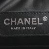 Sac bandoulière Chanel Cambon en cuir matelassé rose-poudre et noir - Detail D3 thumbnail