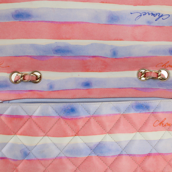 Sac à main Chanel Timeless en cuir matelassé tricolore blanc rose et bleu - Detail D5