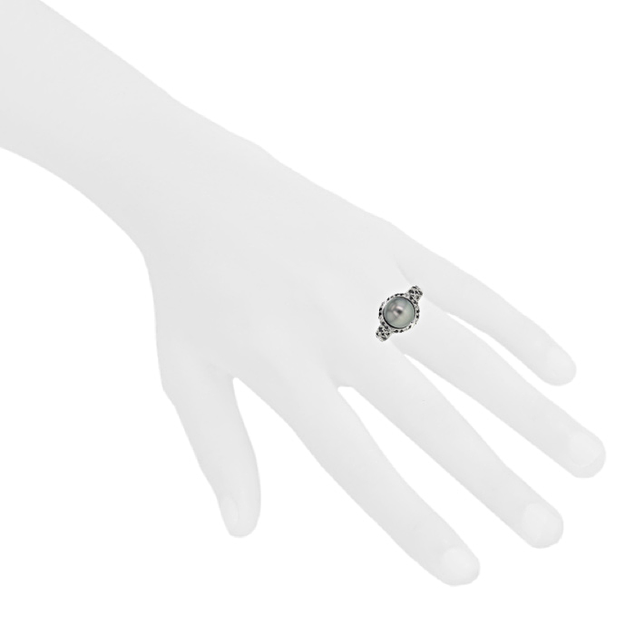 Bague Mauboussin Perle Caviar Mon Amour en or blanc,  diamants blancs et diamants noirs et en perle de culture gris argenté - Detail D1