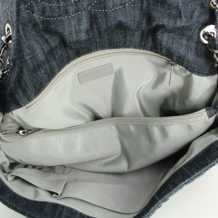 Bolso de mano Chanel ancho en lona denim azul - Detail D3