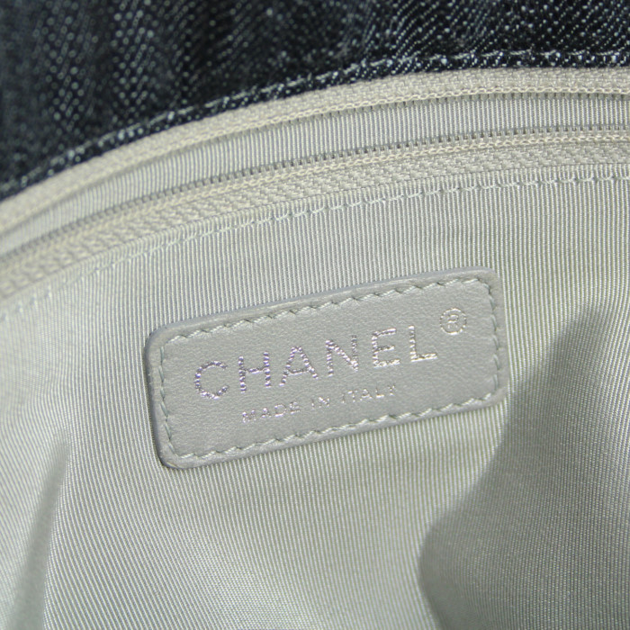 Sac à main Chanel large en toile denim bleu-jean - Detail D4