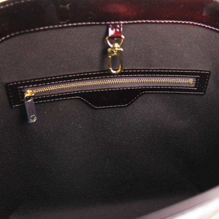 Louis Vuitton shopping bag in plum monogram patent leather - Detail D3