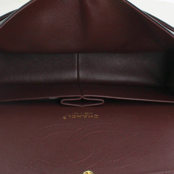 Bolso de mano Chanel Timeless jumbo en cuero granulado acolchado negro - Detail D3