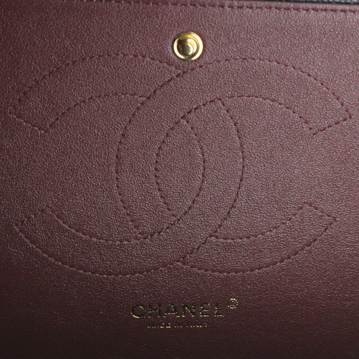 Bolso de mano Chanel Timeless jumbo en cuero granulado acolchado negro - Detail D4