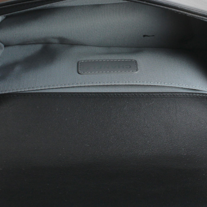 Sac à main Chanel Boy en cuir matelassé chevrons noir - Detail D3