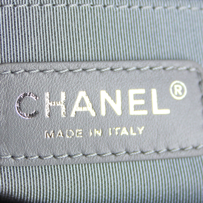 Chanel Boy handbag in black chevron quilted leather - Detail D4