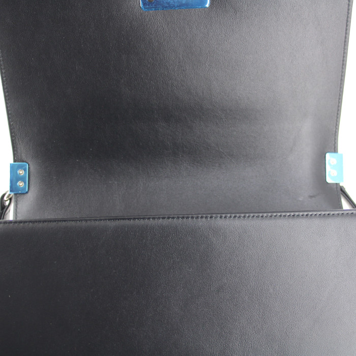 Sac à main Chanel Boy en cuir matelassé chevrons noir - Detail D5