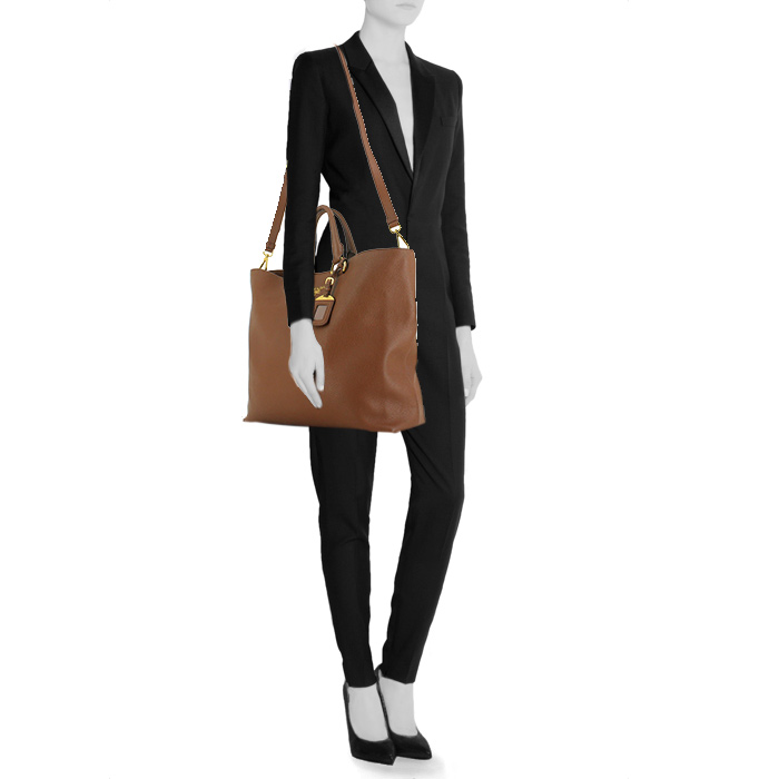 Sac cabas Prada en cuir grainé marron - Detail D1