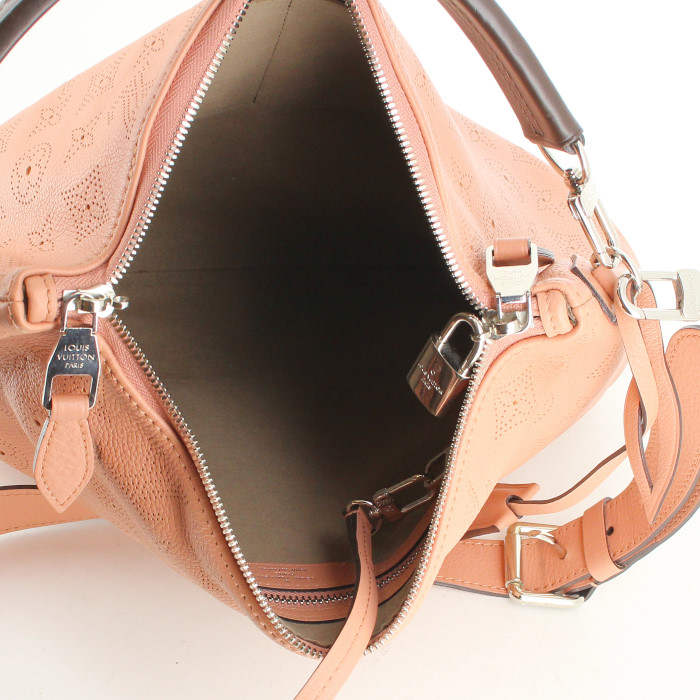 Louis Vuitton handbag in pink mahina leather - Detail D3