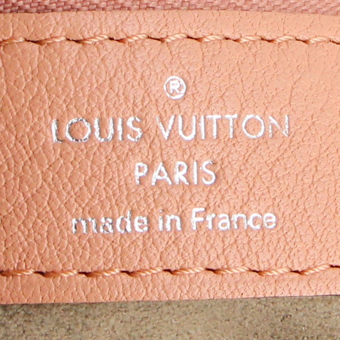 Louis Vuitton handbag in pink mahina leather - Detail D4