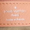 Bolso de mano Louis Vuitton en cuero mahina rosa - Detail D4 thumbnail