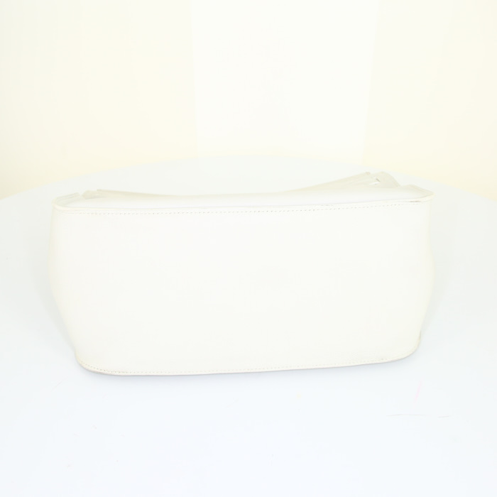 Sac besace Hermes Jypsiere 28 cm en cuir Swift blanc - Detail D4