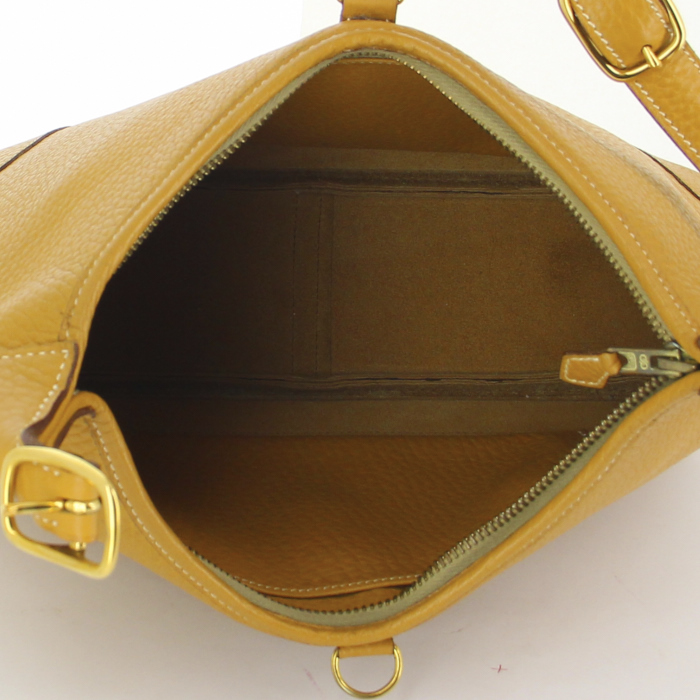 Hermes Trim handbag in gold togo leather - Detail D2