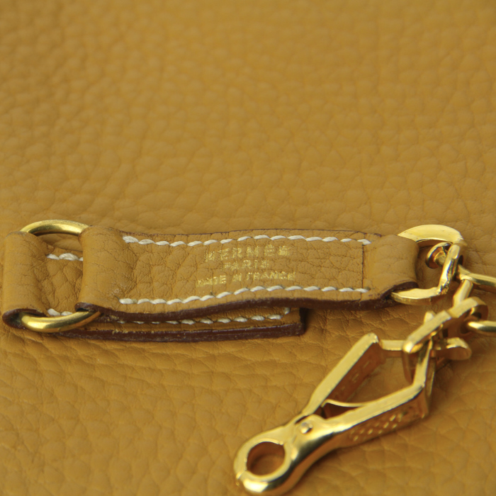 Hermes Trim handbag in gold togo leather - Detail D3
