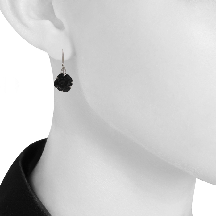 Paire de pendants d'oreilles Chanel Camelia petit modèle en or blanc,  onyx et diamants - Detail D1