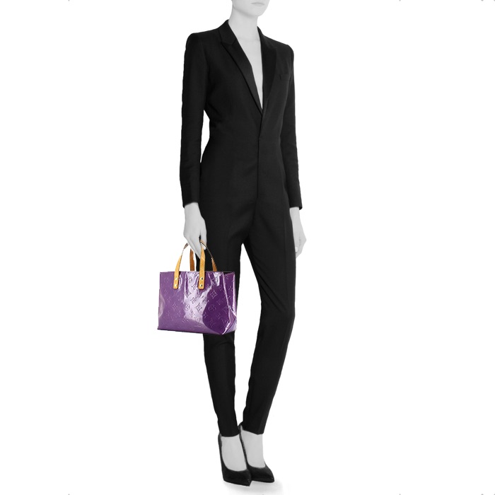 Sac à main Louis Vuitton Reade petit modèle en cuir vernis monogram violet - Detail D1