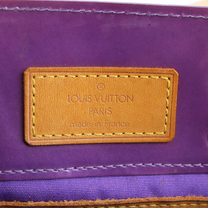 Sac à main Louis Vuitton Reade petit modèle en cuir vernis monogram violet - Detail D3
