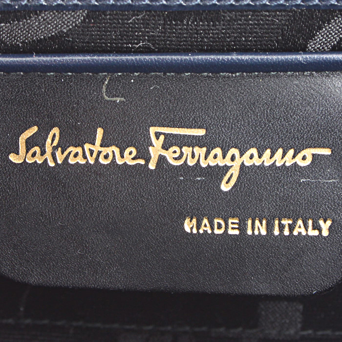 Bolso bandolera Salvatore Ferragamo en cuero box azul oscuro - Detail D3