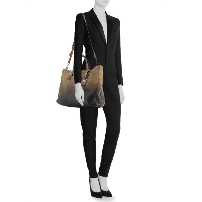 Prada handbag in brown and taupe shading leather - Detail D1