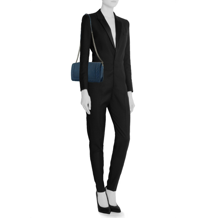 Borsa a tracolla Chanel Boy in pelle blu - Detail D1