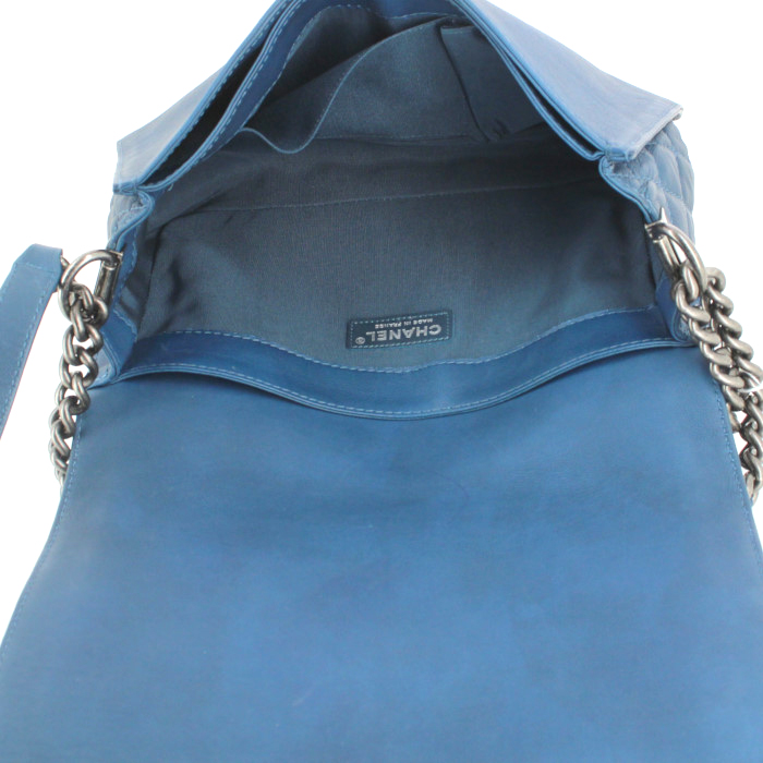 Borsa a tracolla Chanel Boy in pelle blu - Detail D3