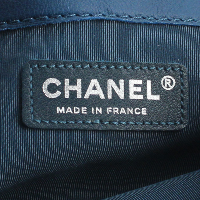 Sac bandoulière Chanel Boy Jumbo en cuir bleu - Detail D4