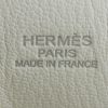 Sac besace Hermes Jypsiere en cuir togo blanc - Detail D3 thumbnail