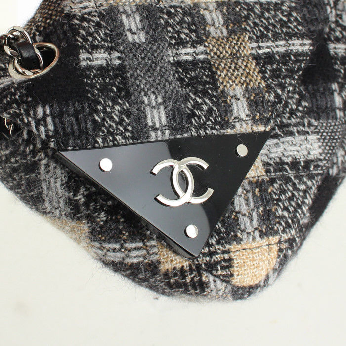 Chanel handbag in black, grey and beige woollen fabric - Detail D5