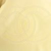 Bolso de shopping Chanel en cuero beige - Detail D4 thumbnail